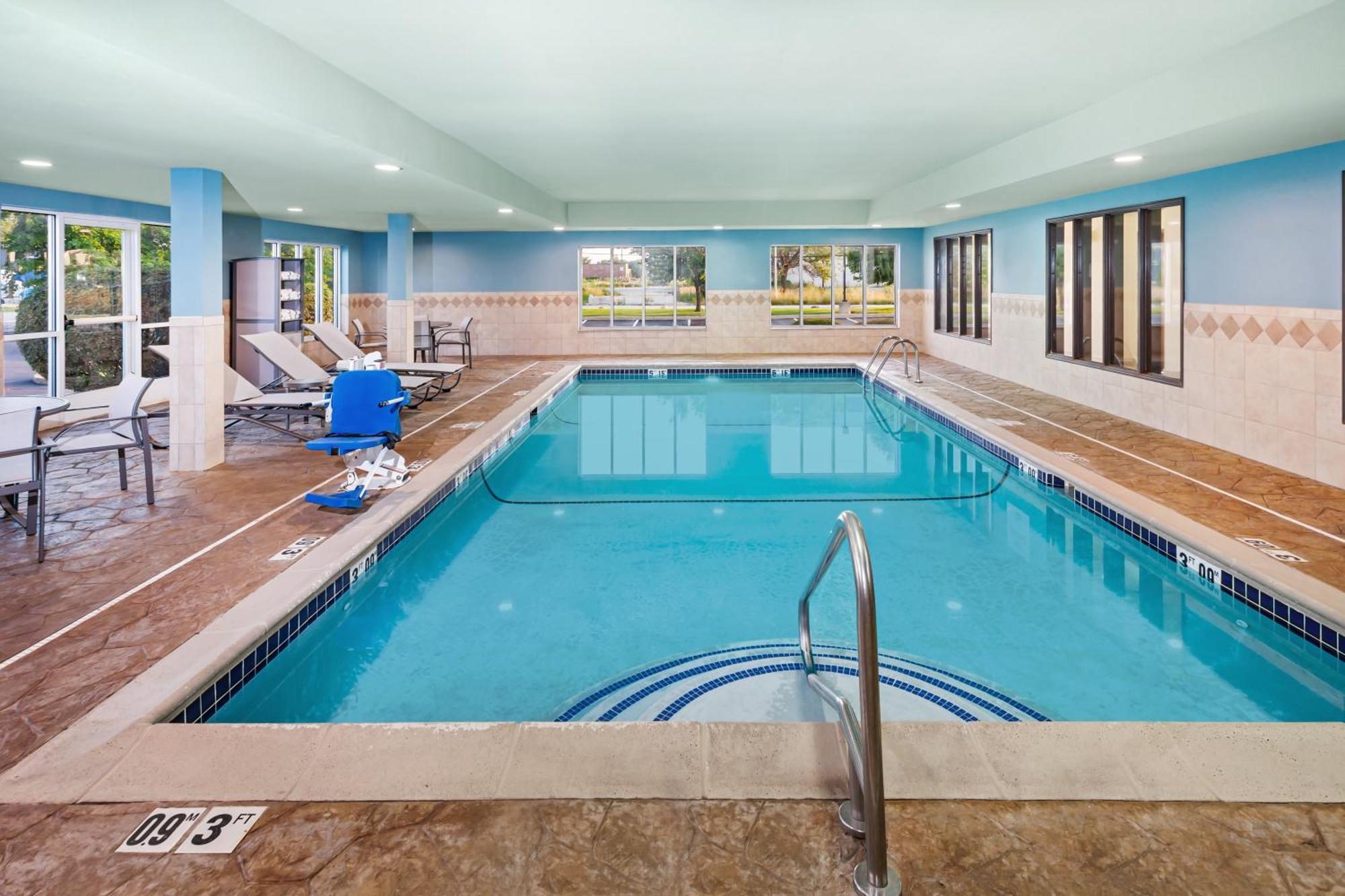 Holiday Inn Express Hotel & Suites Chicago South Lansing By Ihg Екстериор снимка